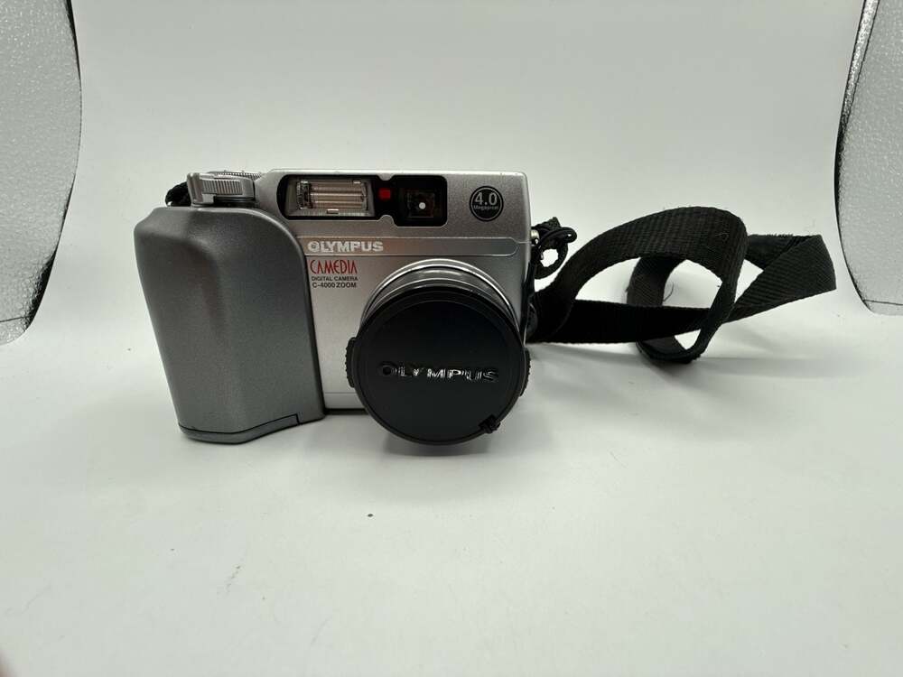 Olympus Camedia C-4000 Zoom 4.0MP Digital Camera w/case
